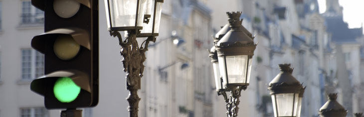 Header Ampel auf grün altmodische Straßenlaternen